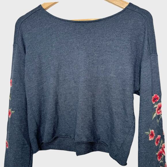 AE Boho Sweatshirt Top S Gray Floral Embroidered Bell Sleeve Cottagecore Hippie - Picture 4 of 5